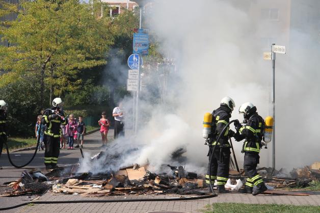 Sperrmüll fängt in Müllauto Feuer - Fahrer kippt brennenden Unrat in Toitenwinkel auf Straße