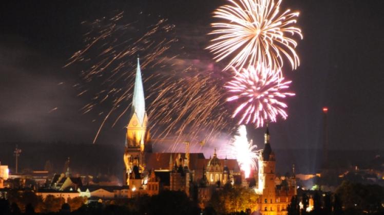Bunte Feuerwerke über Schwerins sorgen bei vielen für Begeisterung, andere ärgern sich über den Lärm und die Kosten. Beim Altstadtfest am Sonnabend ist wieder eins geplant.