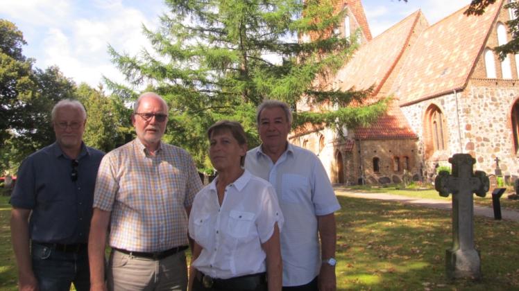 Spannendes über die Dorfkirche erfahren Teilnehmer bei Führungen. Sie sind ein Programmpunkt, den Nils Ibendorf (v. l.), Wolfgang Schultz, Elfi Dühnelt und Burkhard May zusammengestellt haben.  