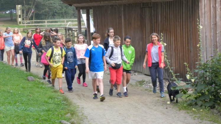 Auch diese Schüler um Lehrerin Sylke Völzow (r.) haben sich für die zwölf Kilometer lange Wanderung entschieden.