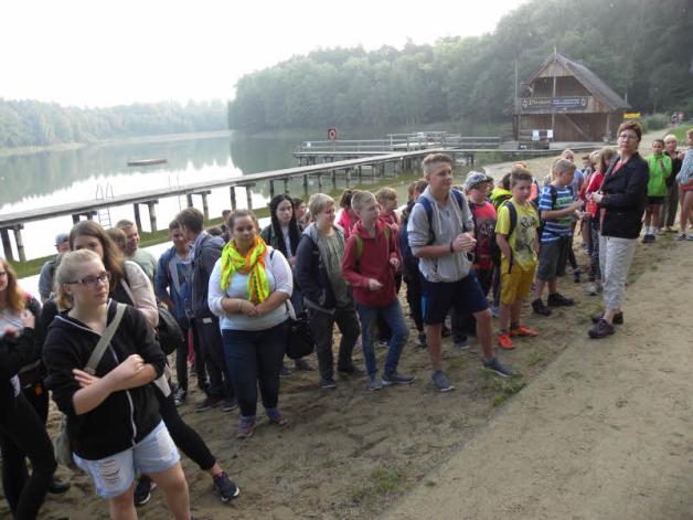 Die Mädchen und Jungen der Brüeler Regionalschule waren gestern sportlich gefordert. Start und Ziel war am Roten See. Fotos: roswitha spöhr 