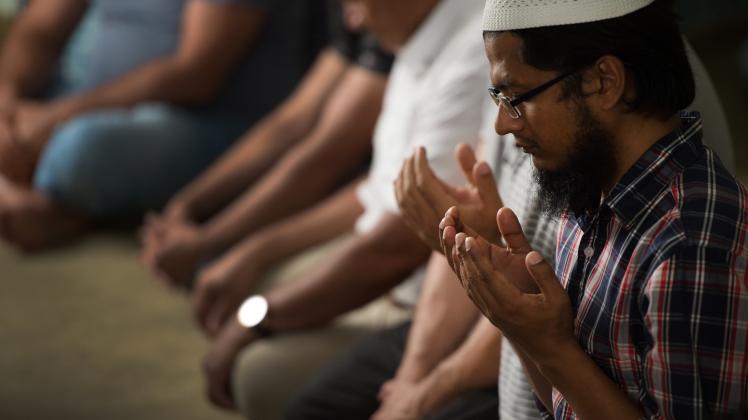 Gläubige Muslime in Dresdner Moschee: Beim Eid al-Adha soll 45 Minuten nach Sonnenaufgang gebetet werden.