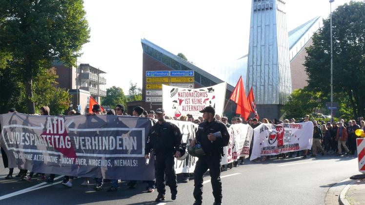 Etwa 200 Anhänger des antifaschistischen Aktionsbündnisses „Nationalismus ist keine Alternative“ (Nika) versammelten sich am Samstagvormittag für die Kundgebung.