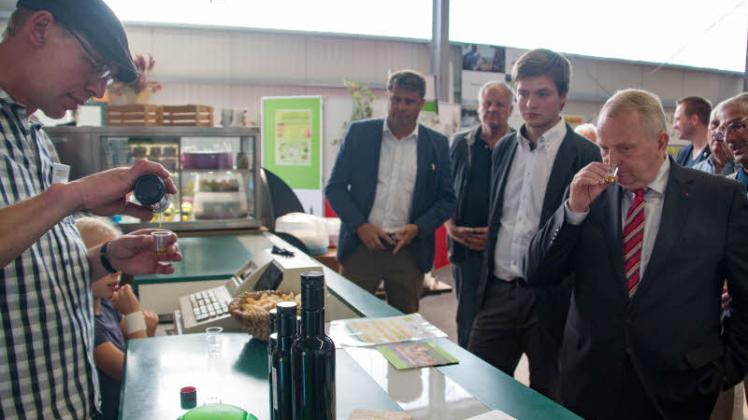 Frisch gepresstes Bio-Öl probierten Landwirtschaftsminister Till Backhaus (von rechts) und Philipp da Cunha (beide SPD) in der Ölmühle von Ingo Sander (links) in Rühn.  