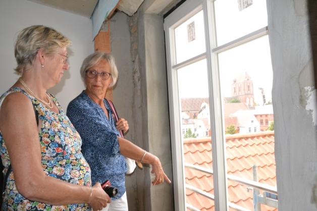 Genossen die fantastische Aussicht über Güstrow: Angelika Klug und Karin Kassau in der fertiggestellten Dachgeschosswohnung des denkmalgeschützten Hauses in der Domstraße 21.