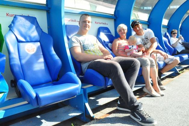 Perspektivwechsel: Die extra aus Barth angereisten Felix, Nicole, Greta und Christian Pischke (v. l.) nahmen auf der Bank des FC Hansa Platz. Perspektivwechsel: Die extra aus Barth angereisten Felix, Nicole, Greta und Christian Pischke (v. l.) nahmen auf der Bank des FC Hansa Platz.