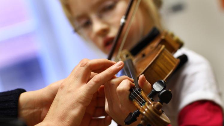 Funny Bürgermeister übt mit ihrer Lehrerin Sornitza Patchinova am Schweriner Konservatorium.