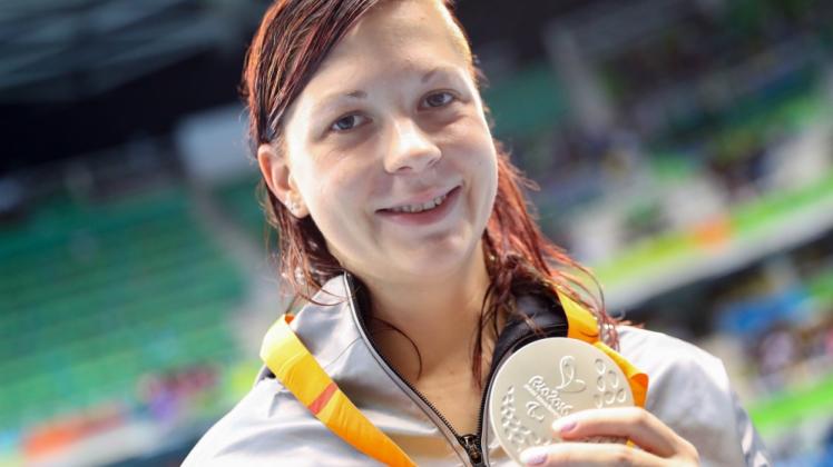 Stolz zeigt Denise Grahl ihre Silbermedaille: Die Rostocker Schwimmerin wurde bei den Paralympics in Rio de Janeiro Zweite über 50 Meter Freistil.  
