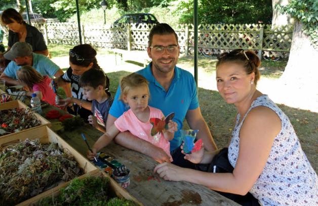 Für Matthias, Karla und Fanny Schmidt ist der Waldtag ein ideales Ziel für den Familienausflug. Das dreijährige Mädchen hat großen Spaß am bunten Rahmenprogramm dieses Veranstaltungstages. 