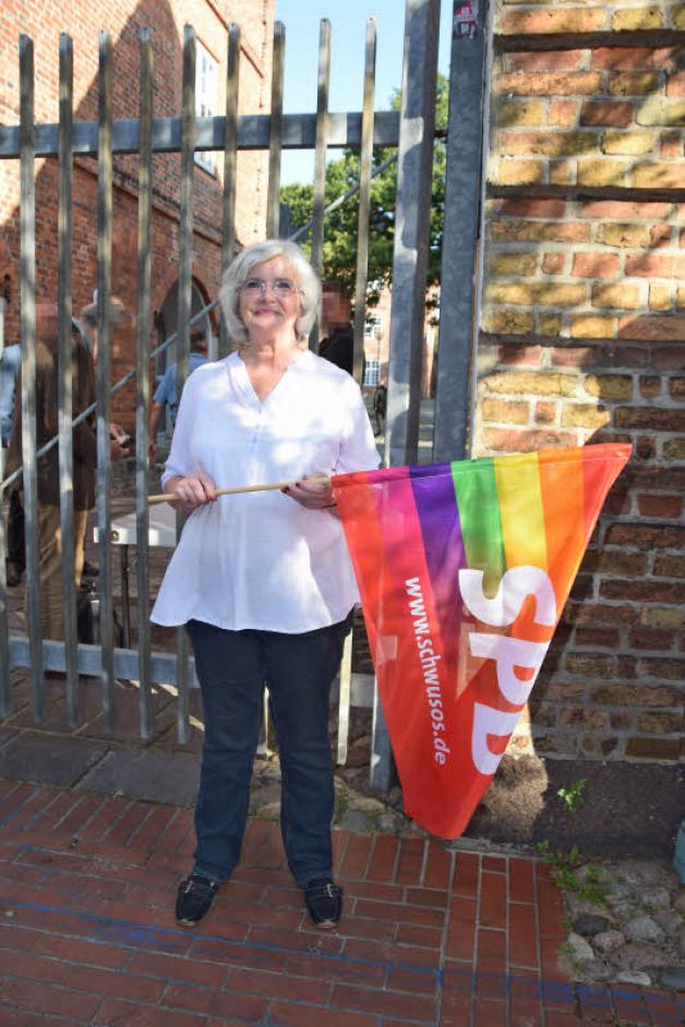 Gegen Homophobie: Die Kreistagsabgeordnete Renate Brunkert zeigte Flagge am Seiteneingang zum Kulturzentrum. 