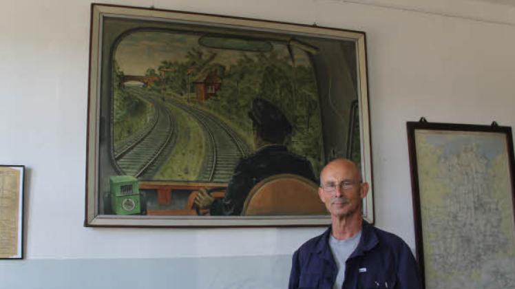 Frank Müller vor dem Bild, das jetzt wieder im Bw bzw. im Museum hängt.  Fotos: Baha, Schomaker 