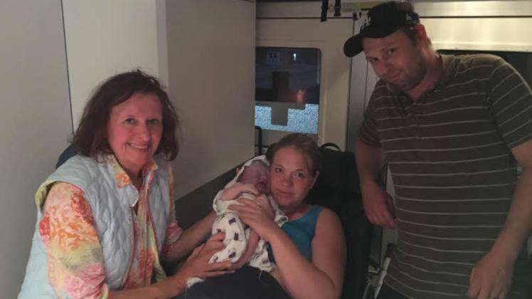Im Rettungswagen: Mutter Christin Wolter hat gerade ihr Baby zur Welt gebracht, unterstützt von Hebamme Heidrun Hepper und Vater Lars Dethlefs. 