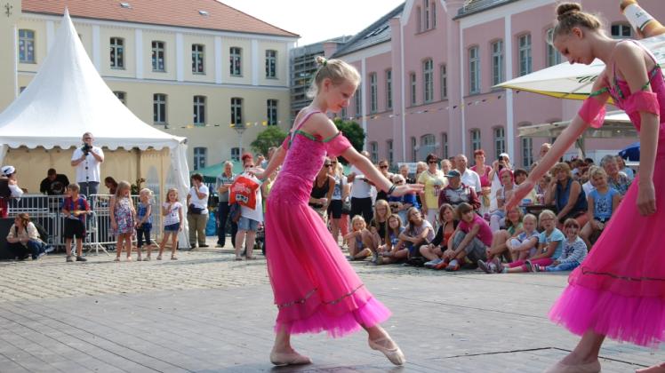 Stimmunsvolles Stadtfest: Auftritt von Tanzschülern auf dem Schlossplatz  