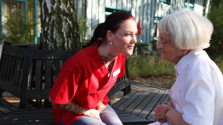 Freundlichkeit gehört für Claudia Gößner zum Beruf. Sie beschäftigt sich intensiv mit den Senioren im Schweriner AWO Seniorenhaus Schelfwerder – darum ist sie allseits beliebt. Wie bei Gertrud Urban (94, r.), der Mutter der Heimleiterin.  