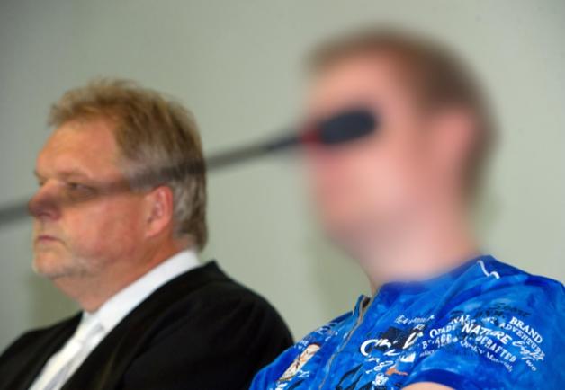 Der Angeklagte David M. (r.) neben seinem Pflichtverteidiger Jörg Fenger Der Angeklagte David M. (r.) neben seinem Pflichtverteidiger Jörg Fenger