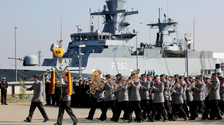 Mit militärischem Zeremoniell wird im Marinestützpunkt Warnemünde das zehnjährige Bestehen des 1. Korvettengeschwaders gefeiert, im Hintergrund die Korvette „Erfurt“.  
