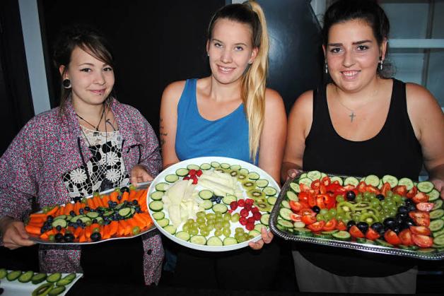 Sorgten gestern für gesunde Pausensnacks: Jessica Sandt, Naike Gottschald und Kathleen Köhn (v. l.) von der Beruflichen Schule Güstrow, Abteilung Sozialpädagogik. Sorgten gestern für gesunde Pausensnacks: Jessica Sandt, Naike Gottschald und Kathleen Köhn (v. l.) von der Beruflichen Schule Güstrow, Abteilung Sozialpädagogik.