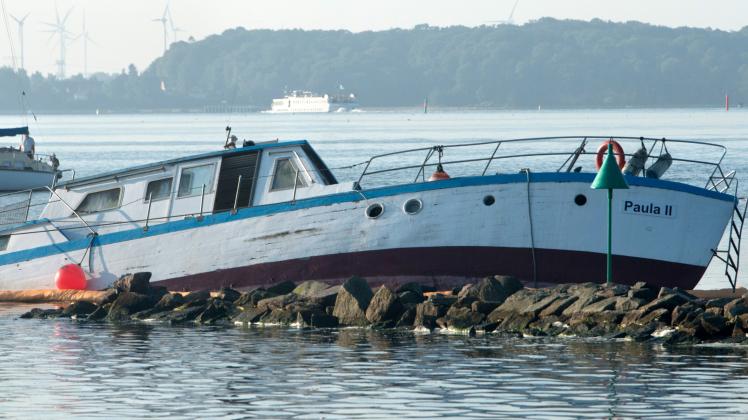 Das Motorboot "Paula II" sank auf der Kieler Woche, nachdem es mit einem Eisberg kollidierte. Der beliebte Schaspieler Axle Prahl war an Bord.