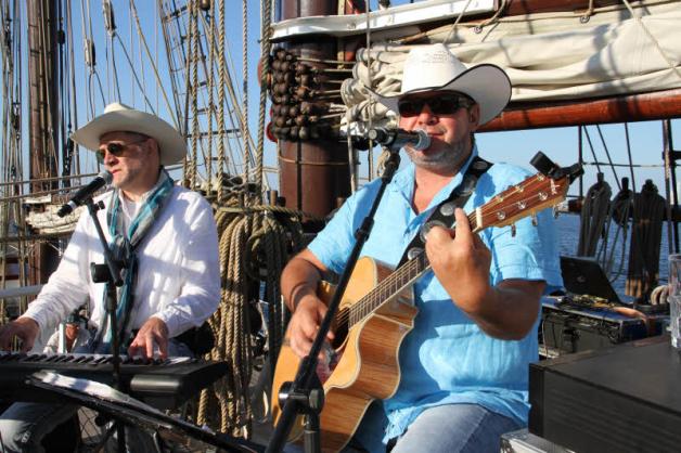 Sie unterhalten oft als musikalisches Duo: Stefan Wroost und Olaf Hobrlant von Spill. Mit seiner Stimme verströmt Olaf Hobrlant ein wenig Seefahrerromantik. Das Wetter dazu war ein Traum. 