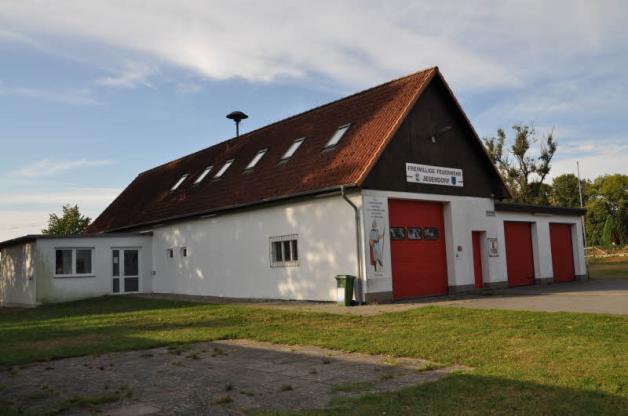 Das Feuerwehrhaus in Jesendorf ist meist auch Treffpunkt für unterschiedlichste Veranstaltungen der Gemeinde. Das Feuerwehrhaus in Jesendorf ist meist auch Treffpunkt für unterschiedlichste Veranstaltungen der Gemeinde.