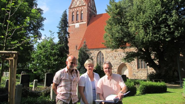 Haben weitere Vorhaben im Blick: Peter Möller (l.), Regina Harms und Dr. Marcus Frank vom Förderverein für das Kirchenensemble Biestow.  