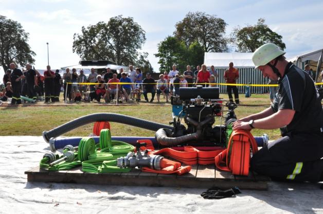 Lediglich fünf Minuten haben Sebastian Geick und seine Mitstreiter aus Spornitz für den Aufbau von Technik und Schläuchen Zeit. Lediglich fünf Minuten haben Sebastian Geick und seine Mitstreiter aus Spornitz für den Aufbau von Technik und Schläuchen Zeit.