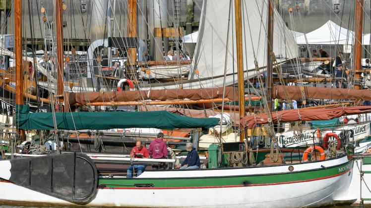 Historische Segelschiffe in Hamburg in der Hafencity beim Elbfest. Zum 150-jährigen Jubiläum des Sandtorhafens haben dutzende historische Schiffe bei dem Fest an den Kais festgemacht.