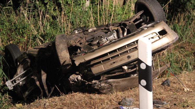 Ein Toter und zwei schwer Verletzte bei tragischem Verkehrsunfall in Ribnitz-Damgarten - zwei Autos stoßen in Kurve zusammen