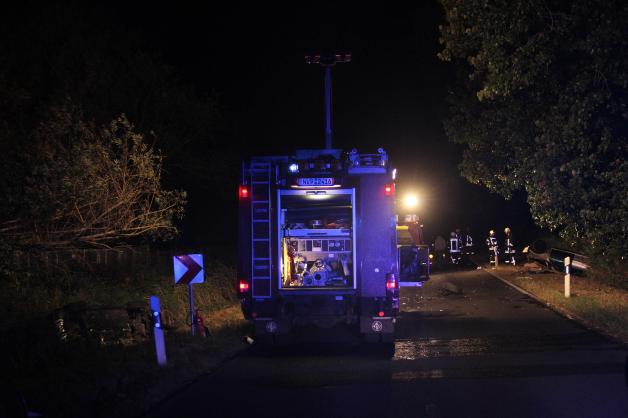 Ein Toter und zwei schwer Verletzte bei tragischem Verkehrsunfall in Ribnitz-Damgarten - zwei Autos stoßen in Kurve zusammen