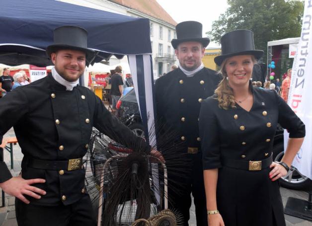 Insgesamt gibt es 168 Schornsteinfeger in Mecklenburg-Vorpommern – Hannes Salow, Jörg Kibellus und Miriam Redemund wissen die Vorzüge als Glücksbringer zu schätzen. Insgesamt gibt es 168 Schornsteinfeger in Mecklenburg-Vorpommern – Hannes Salow, Jörg Kibellus und Miriam Redemund wissen die Vorzüge als Glücksbringer zu schätzen.