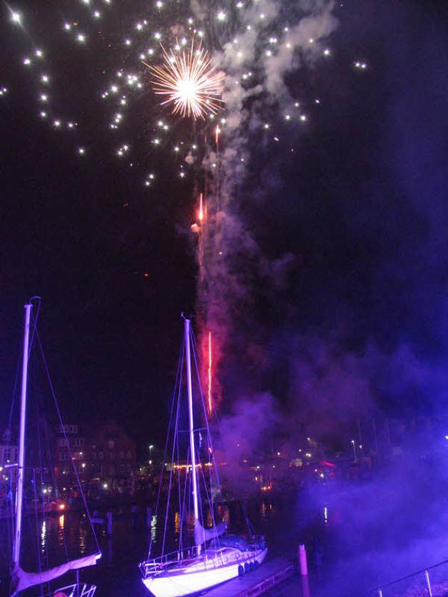 Raketen über Glückstadt: Mit einem beeindruckenden Feuerwerk endete das Fest.