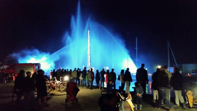 Wasser, Licht und Ton ganz synchron: Die Wasserspiele der Glückstädter Feuerwehr waren eines der Highlights des Abends. 