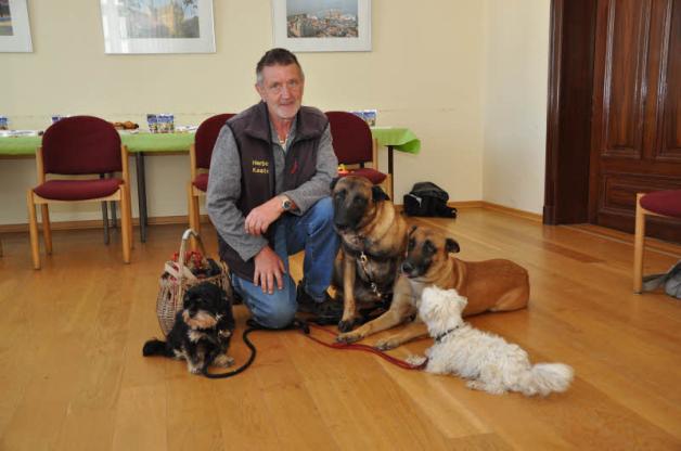 Eine gelungene Überraschung für die Kinder: Herbert Kasten mit seinen vier Hunden.