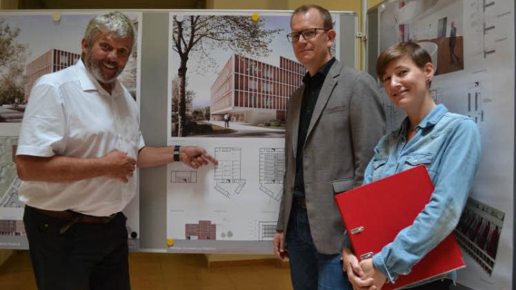 Mit dem Entwurf aus Rostock sind Uwe Sander (v. l.), Thilo Brause und Ulrike Preßler sehr zufrieden. Veränderungen werde es aber dennoch geben müssen – wie bei der aufwendigen Fassade. 