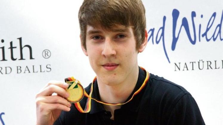 Deutscher Meister: Finn Eschment präsentiert seine erste Goldmedaille, die er in der 14/1-Konkurrenz im Poolbillard gewann. Foto: sh:z