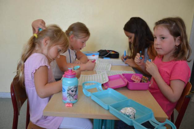 Ronja, Lili, Hanna und Zoe (von links) von der Stadtschule erledigen in der Aufsicht ihre Hausaufgaben.