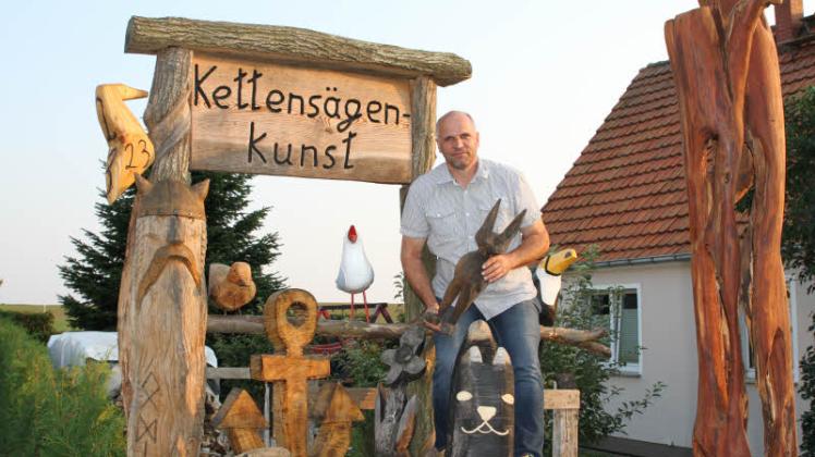 Anker, Vögel, Katzen und viele weitere Skulpturen hat Jörg Ross schon aus Holz angefertigt.  