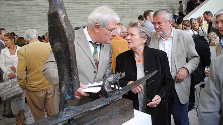 Zur Vernissage war auch Jo Jastrams Witwe, Inge Jastram, nach Güstrow gekommen, hier an der Bronze „Charons Nachen“ im Gespräch mit Wolfgang Methling. 