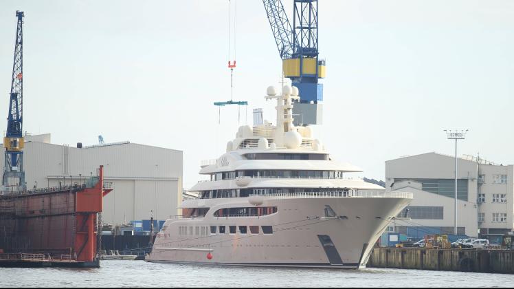 Die 800 Millionen Euro teure Yacht „Dilbar“ des russischen Milliardärs Alischer Usmanow liegt im im Werfthafen von Blohm+Voss in Hamburg.