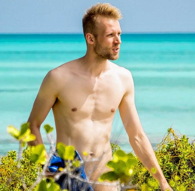 An die Nacktheit hat er sich schneller gewöhnt als an die Kameras: Jacob Guse aus Rostock ist Teil der dritten Staffel von „Adam sucht Eva“ und durfte für die Dreharbeiten nach Französich Polynesien reisen. Fotos: RTL/clla 