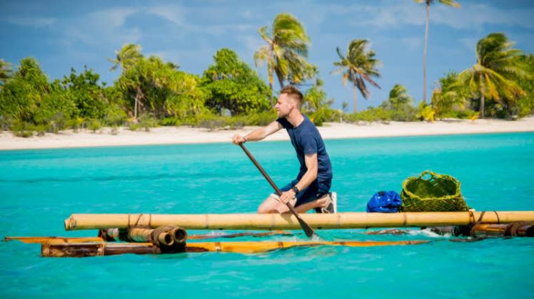 An die Nacktheit hat er sich schneller gewöhnt als an die Kameras: Jacob Guse aus Rostock ist Teil der dritten Staffel von „Adam sucht Eva“ und durfte nach Französisch Polynesien reisen.  Fotos: RTL 
