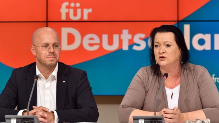Die ParlamentarischeGeschäftsführerin der AfD-Fraktion Birgit Bessin auf einer Pressekonferenz. Links sitzt der stellvertretende Fraktionsvorsitzende Andreas Kalbitz.  