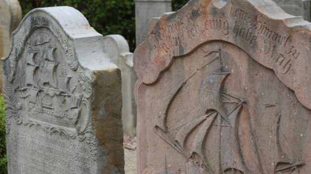 Walfänger-Grabsteine auf dem Nebeler Friedhof. Walfänger-Grabsteine auf dem Nebeler Friedhof.