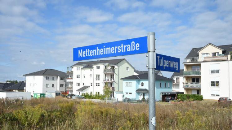 Dieses Straßenschild soll weg: Ein Teil der Mettenheimerstraße soll zur Rudolph-Karstadt-Straße werden. 