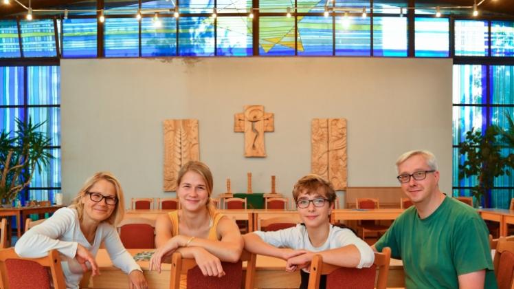 Familie Hardt: Mutter Heike (l.), Tochter Gesine, Sohn Magnus und Vater Stephan sitzen im Kirchsaal des Evangelischen Gemeindezentrums in Neuberesinchen.  