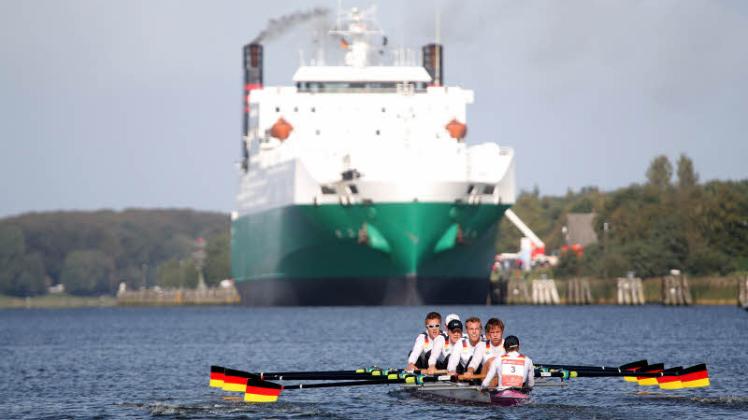 Der Deutschland-Achter beim Rennen im Jahre 2009 auf dem Nord-Ostsee-Kanal – die großen Schiffe blieben auf Abstand.  