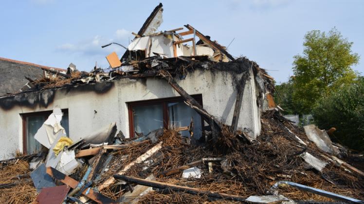 Dieses Bild der Verwüstung bot sich nach dem Brand in Linstow. Das Ferienhaus wurde komplett zerstört.  