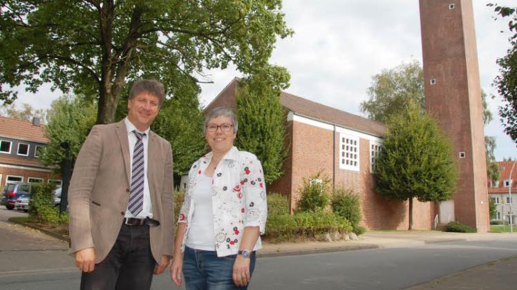 Vor der Pauluskirche, dem künftigen Zentrum der evangelischen Gemeindearbeit: Pastor Michael Dübbers und Kirchengemeinderätin Katja Wriedt. 