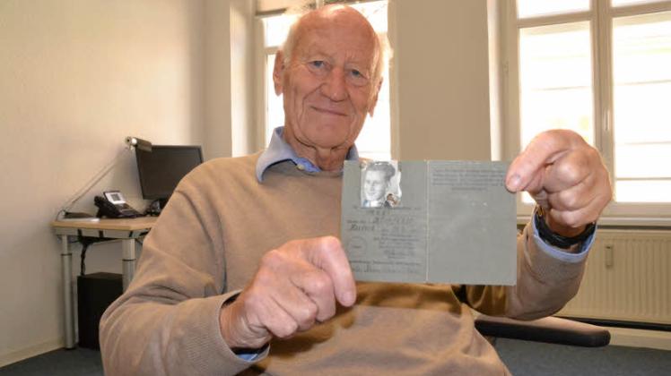 Bisheriger Rekordhalter ist der Güstrower Peter Meier. Sein alter „Lappen“ wurde am 19. September 1951 in Rostock ausgestellt. Fotos: Caroline Weissert 