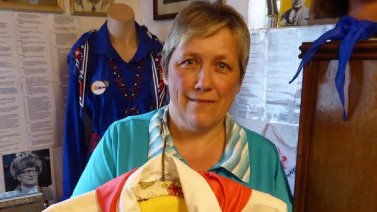 Elke Meyer aus Schildfeld betreibt seit 2003 im Ort ein kleines, aber feines DDR-Museum. Bis 2006 befand es sich in der Schildmühle, heute zu finden An der Schildmühle 8. Hier zeigt die 52-Jährige eine Uniform der Jungpioniere. 